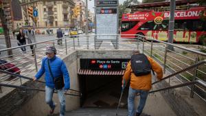 Gustavo -a la derecha- baja al metro con una muleta en Plaça de Sants, una de las paradas del metro de Barcelona sin ascensores.