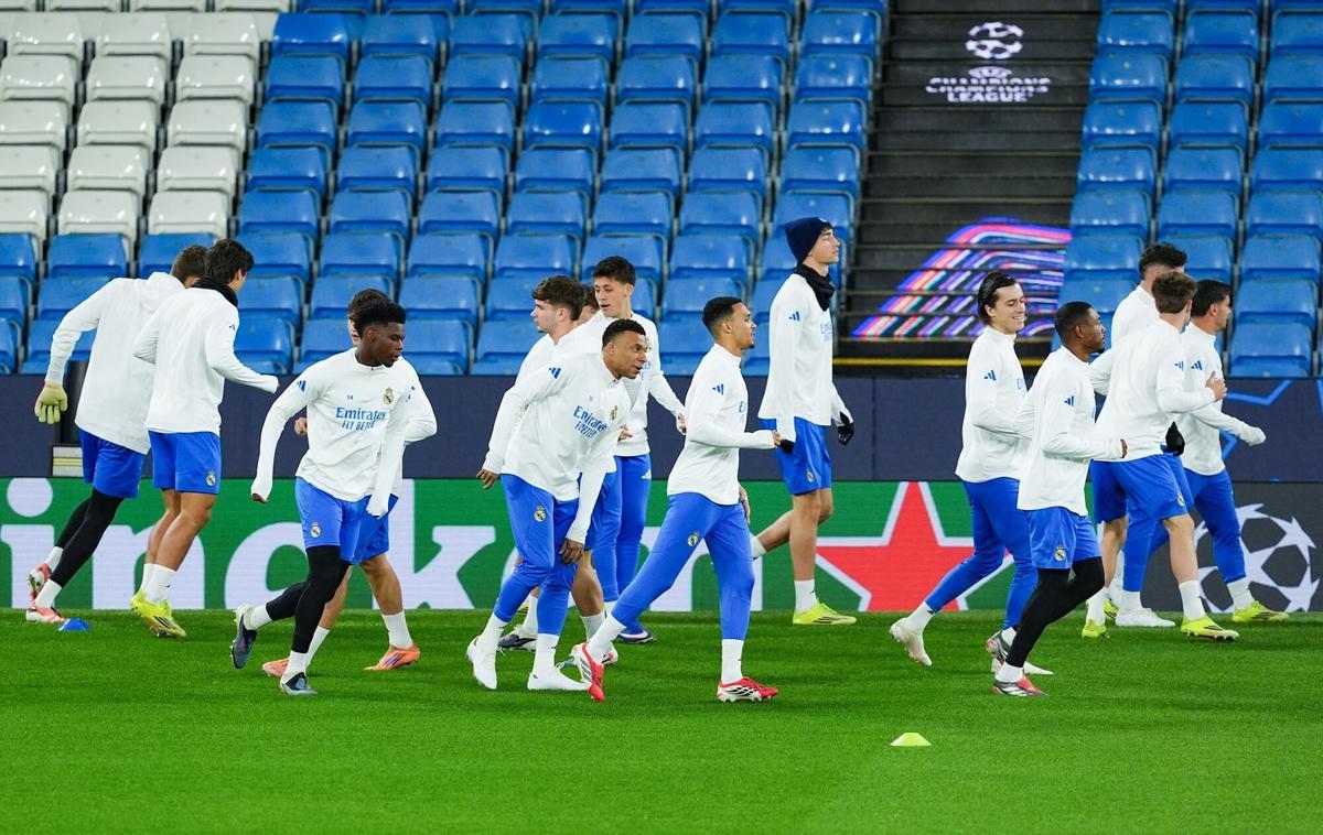 16 March 2026, United Kingdom, Manchester: Real Madrid's Kylian Mbappe and Trent Alexander-Arnold with team mates practice during a training session at the Etihad Stadium, ahead of Tuesday's UEFA Champions League round of 16 second leg soccer match against Manchester City. Photo: Martin Rickett/PA Wire/dpa 16/03/2026 ONLY FOR USE IN SPAIN