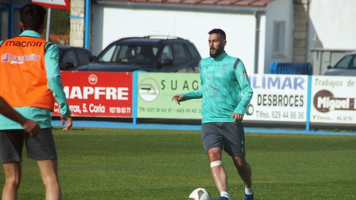 Mahíllo, con el balón, durante un entrenamiento del Coria.