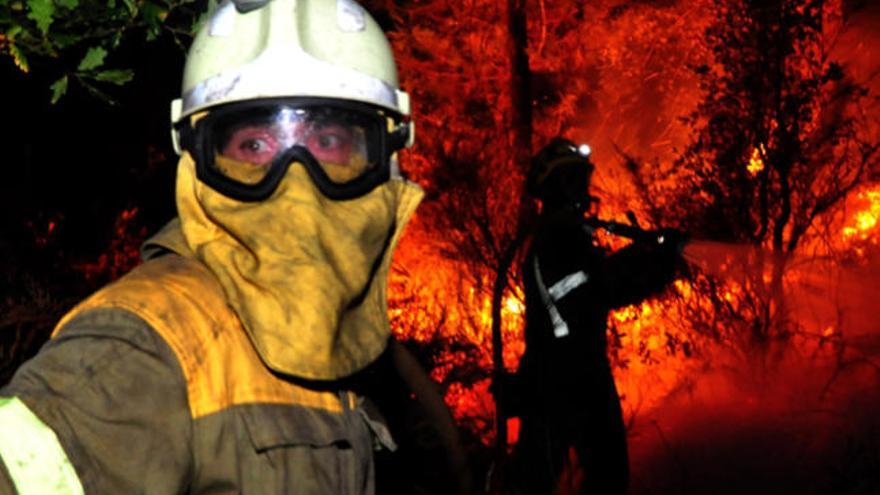 Imagen del incendio declarado el marte en Ribeira // I. Abella