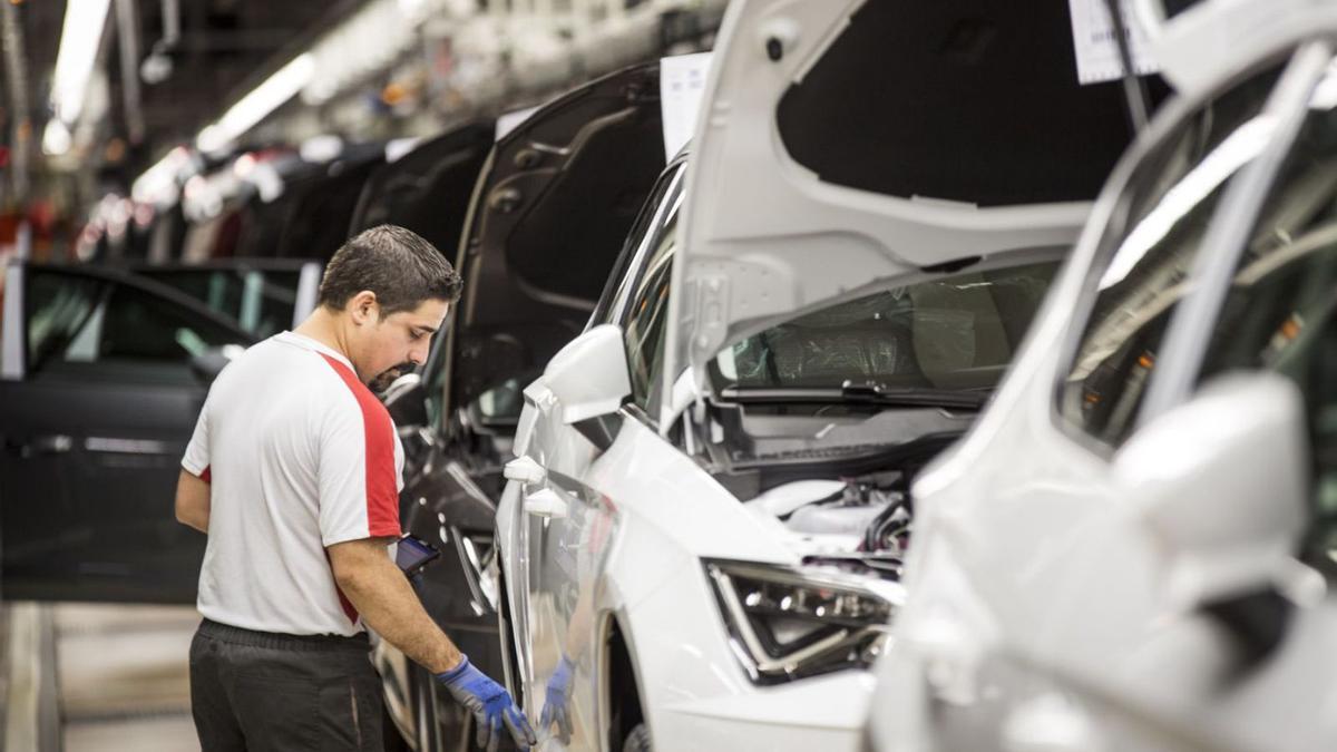 Un operari a la cadena de muntatge de la fàbrica de Seat a Martorell. | EUROPA PRESS