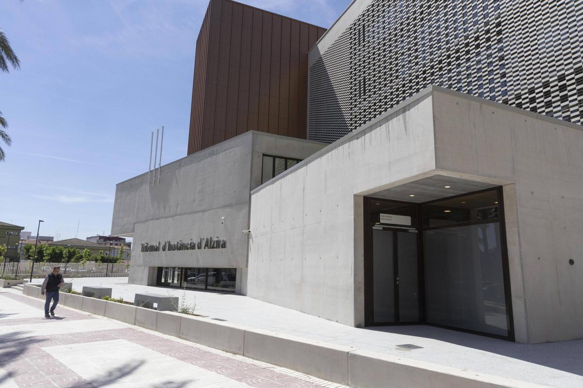 Entrada del nuevo Palacio de Justicia de Alzira, en la avenida Luis Suñer.