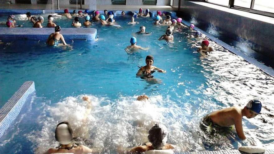 Participantes en un campamento bilingüe, en la piscina del balneario de Ledesma.