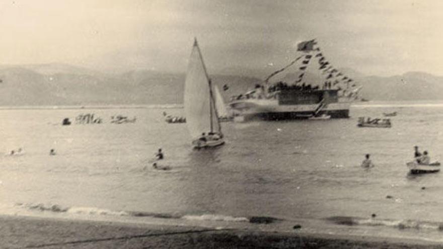 Al fondo, el Sensat, hasta donde nadaban los pioneros de las competiciones en Las Canteras.