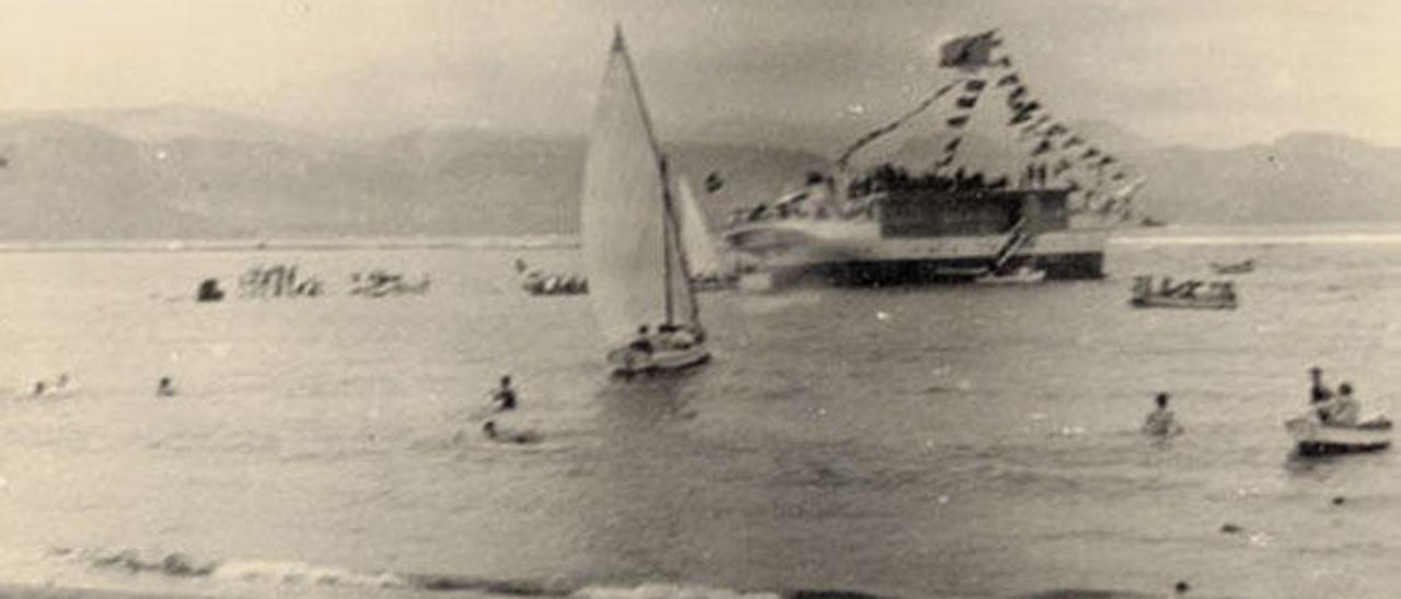 Al fondo, el Sensat, hasta donde nadaban los pioneros de las competiciones en Las Canteras.