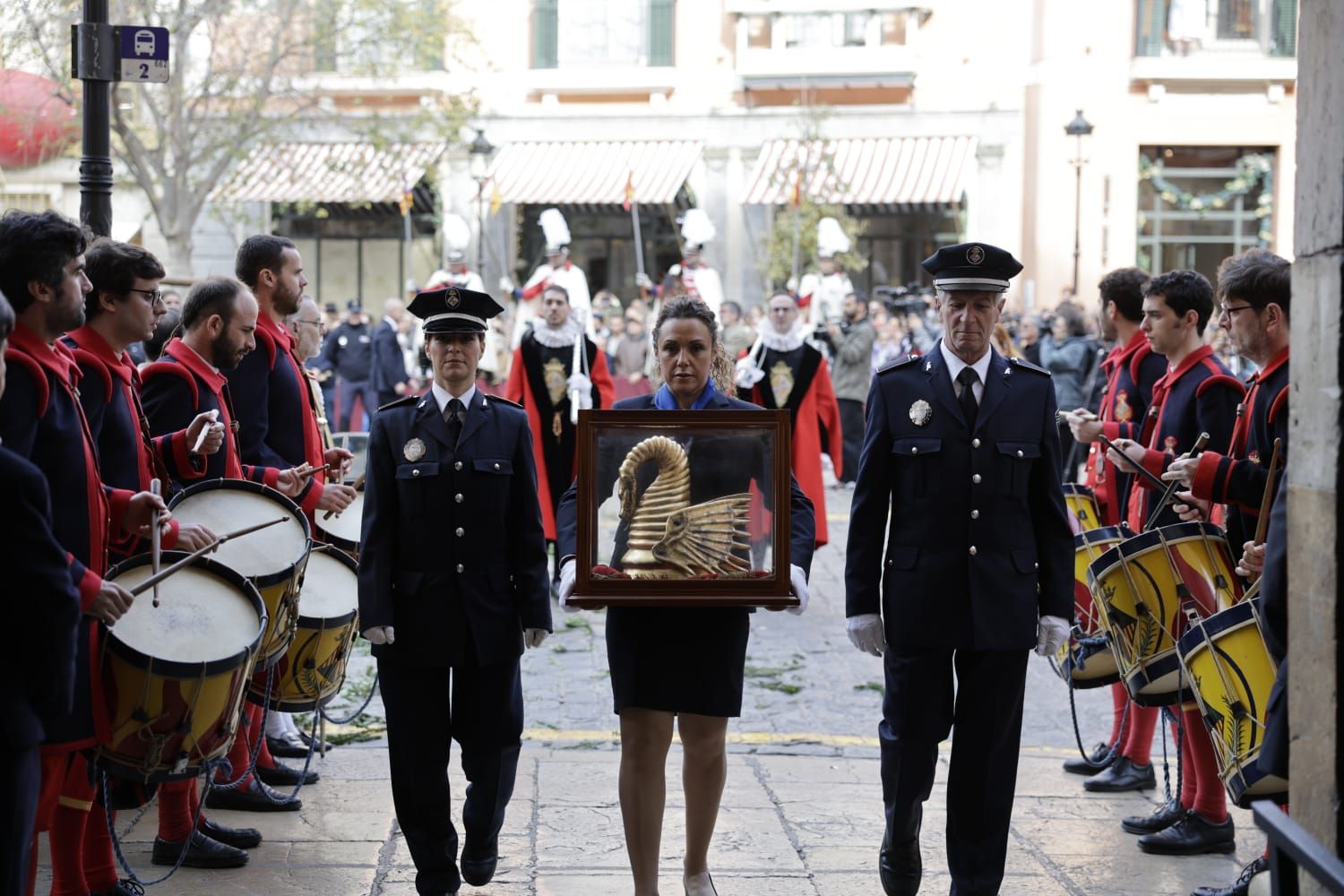 La plaza de Cort de Palma luce ya el estandarte del Rei en Jaume y la Cimera del Rei Martí