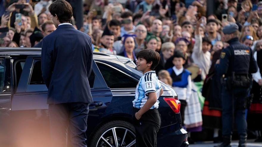 Un niño se salta la seguridad en los Premios Princesa de Asturias al confundir el coche de Messi