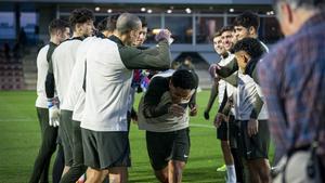 Vítor Roque pasa por el habitual túnel de collejas que los compañeros hacen a los nuevos