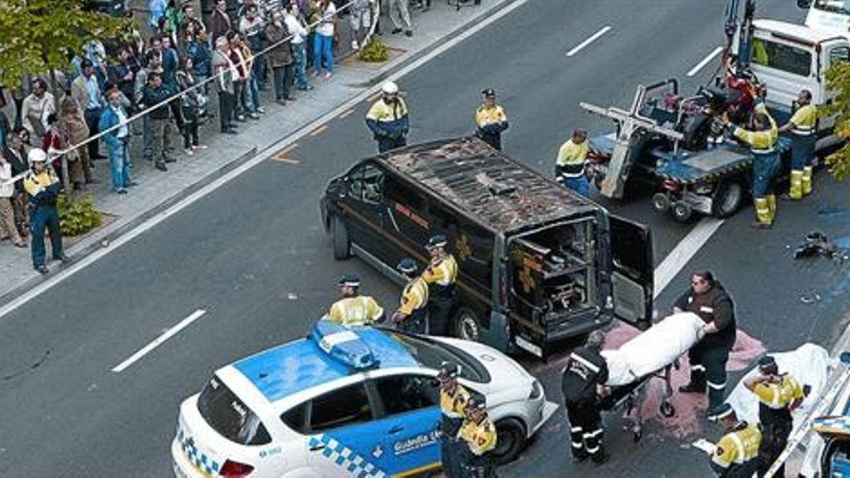 Decenas de ciudadanos observan enmudecidos la retirada de los cuerpos de los dos motoristas fallecidos ayer en el cruce de Balmes con Còrsega.