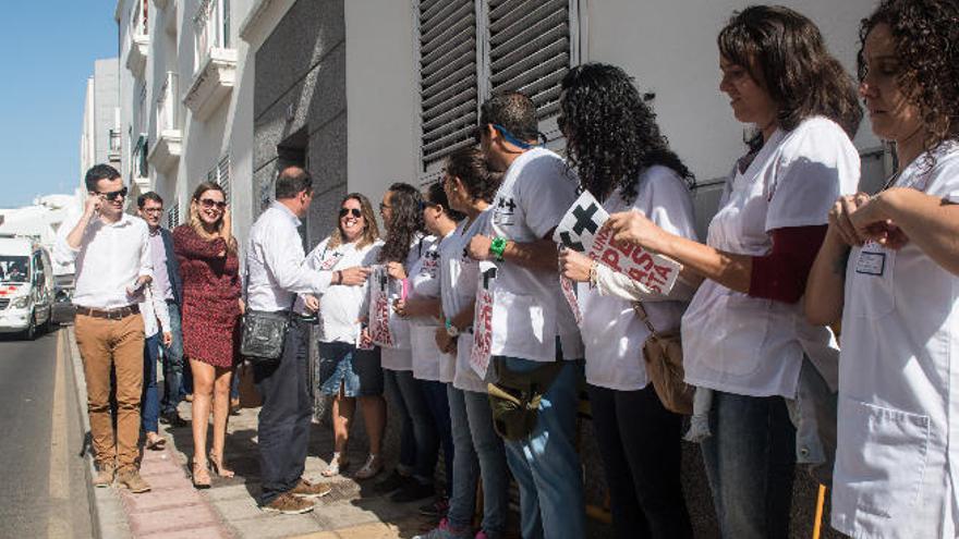 Parlamentarios regionales del PSOE, ayer, en Arrecife junto a defensores de Por una OPE más justa.