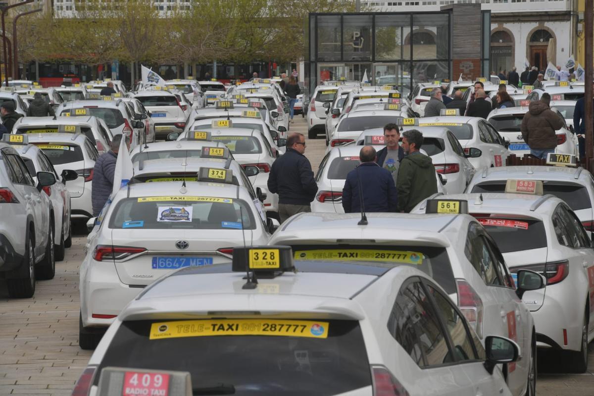 Llegada a O Parrote de la caravana de taxis que partió del Milenium.