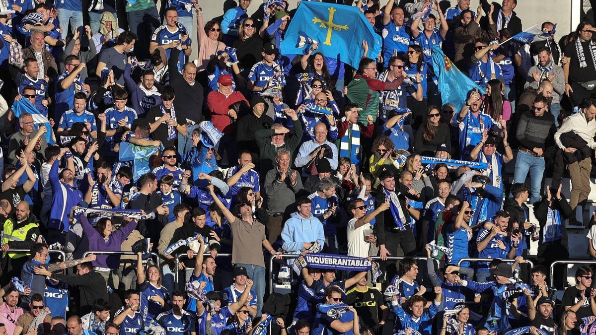 Aficionados del Oviedo en las gradas de El Plantío durante el Burgos-Oviedo
