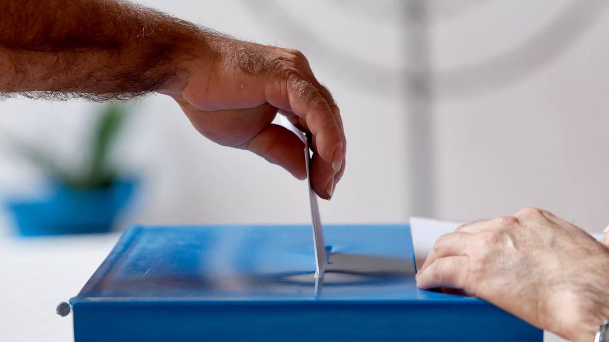 Un ciudadano deposita su voto en una urna en Córdoba, este 9J.