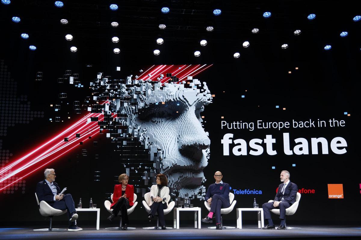 La CEO de Vodafone, Margherita della Valle; la de Orange, Christel Heydemann; el de Deutsche Telekom, Tim Hottges; y el presidente de Telefónica, Marc Murtra, en el Mobile World Congress.