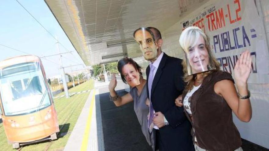 Personajes emulando a Camps, Castedo y Pastor ayer en la parada de la Universidad.