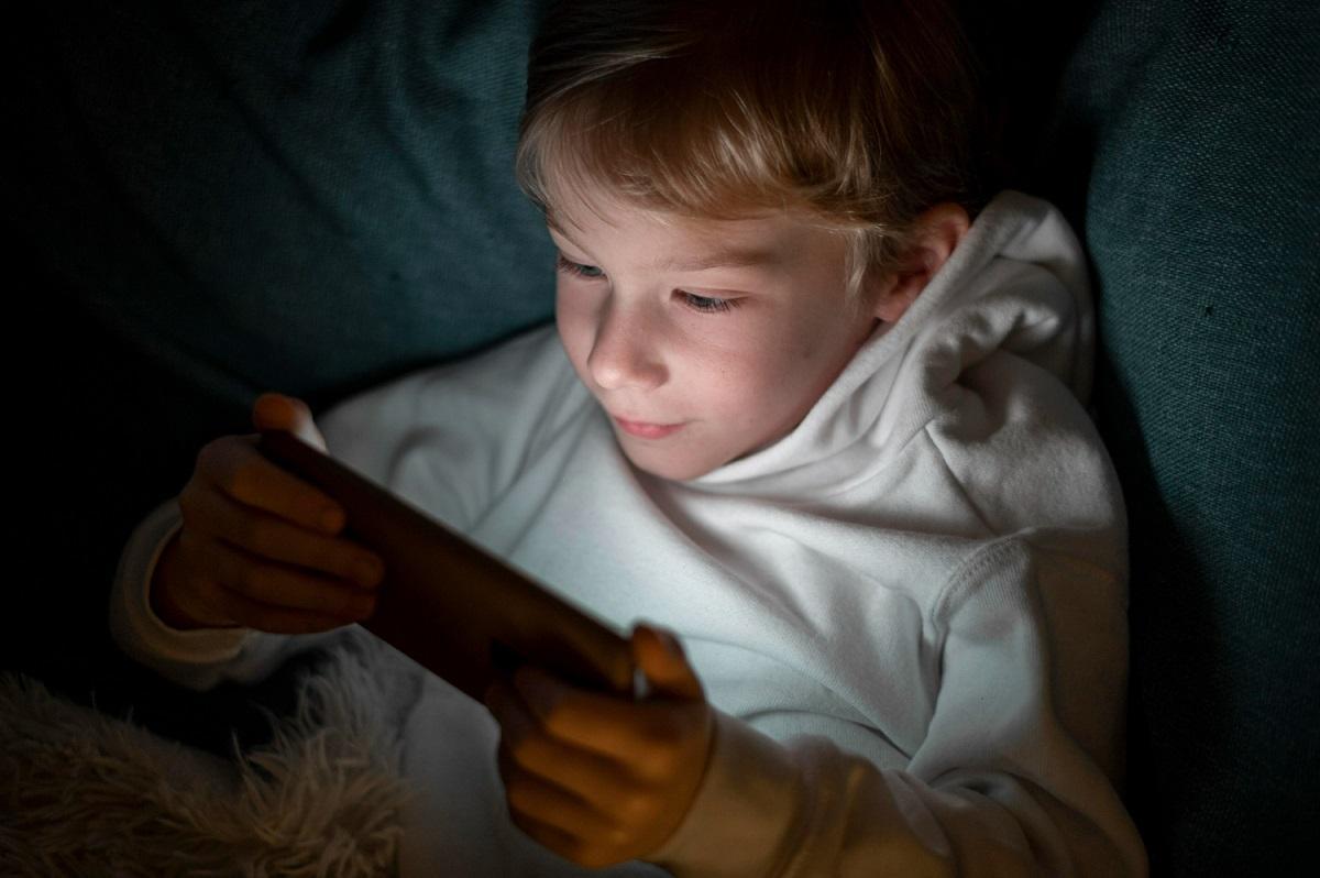 La exposición a la luz azul puede afectar al horario del sueño de los niños