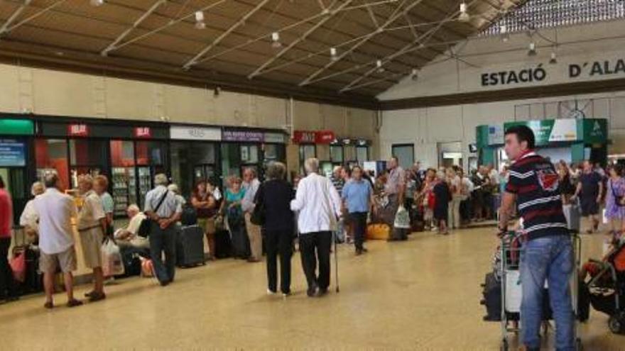 Imagen de la cola que se formó ayer en la estación para acceder al &quot;tren doble&quot; de las 14 horas con destino a Madrid.