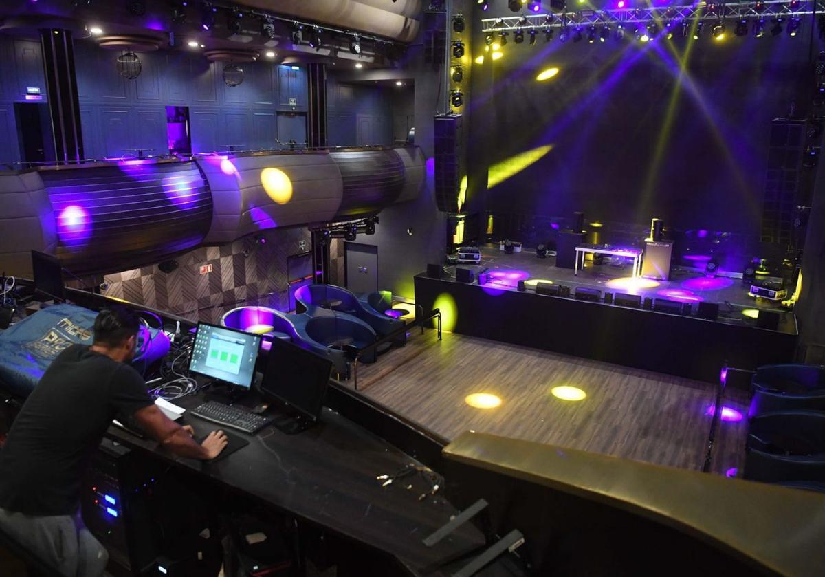 Pruebas de luces en Pelícano. |   // VÍCTOR ECHAVE