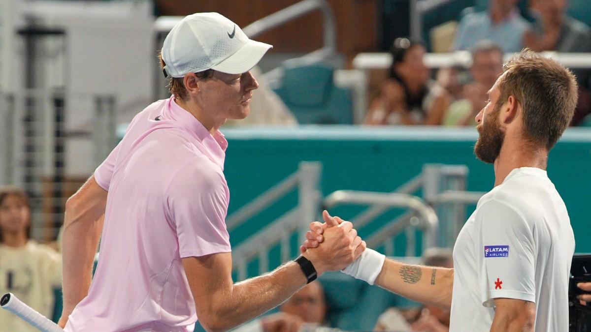 Jannik Sinner saluda a Corentin Moutet en la red