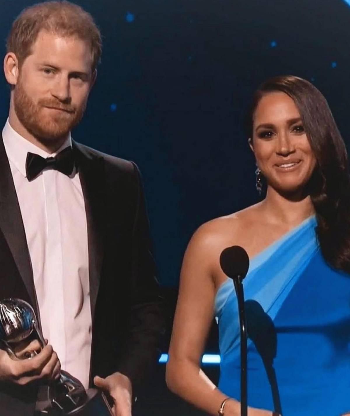 El príncipe Harry y Meghan Markle recogen su premio NAACP