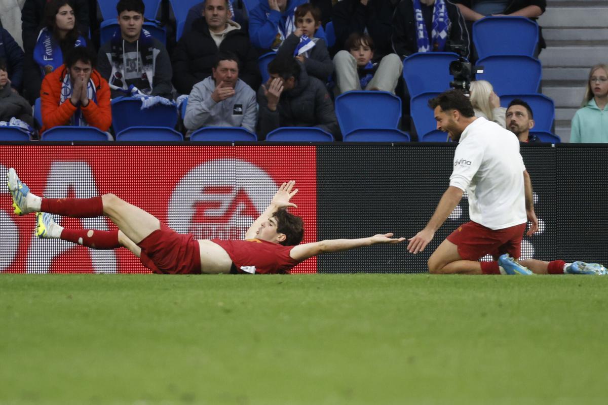 SAN SEBASTIÁN, 17/05/2026.- El delantero del Valencia Javi Guerra (i) celebra su segundo gol, cuarto del equipo ante la Real, durante el partido de la jornada 37 de LaLiga que Real Sociedad y Valencia CF disputan este domingo en el estadio de Anoeta. EFE/Juan Herrero