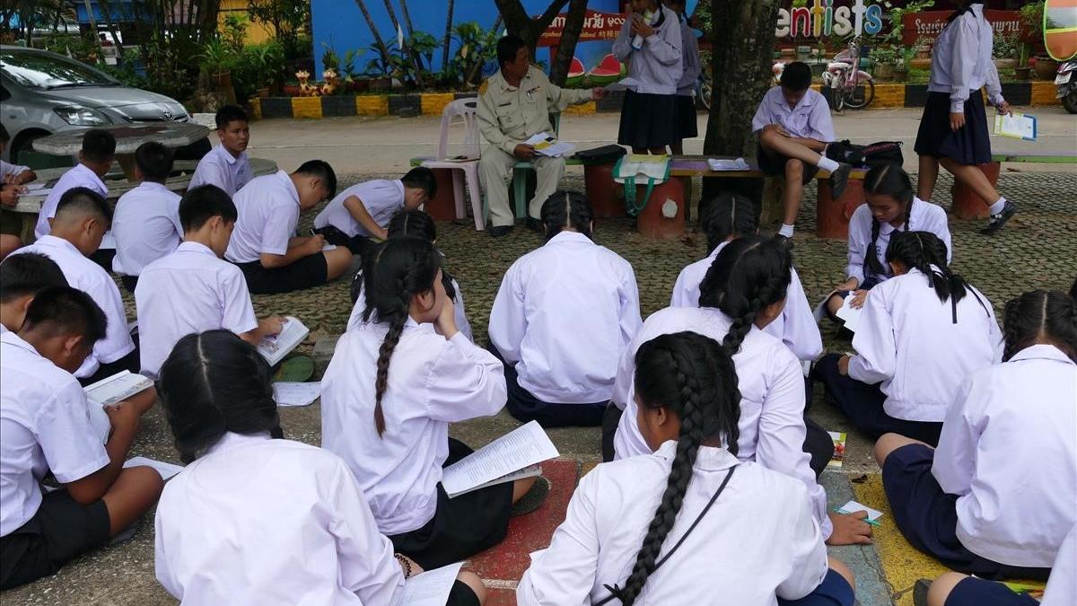 Niños en la escuela en Tailandia.