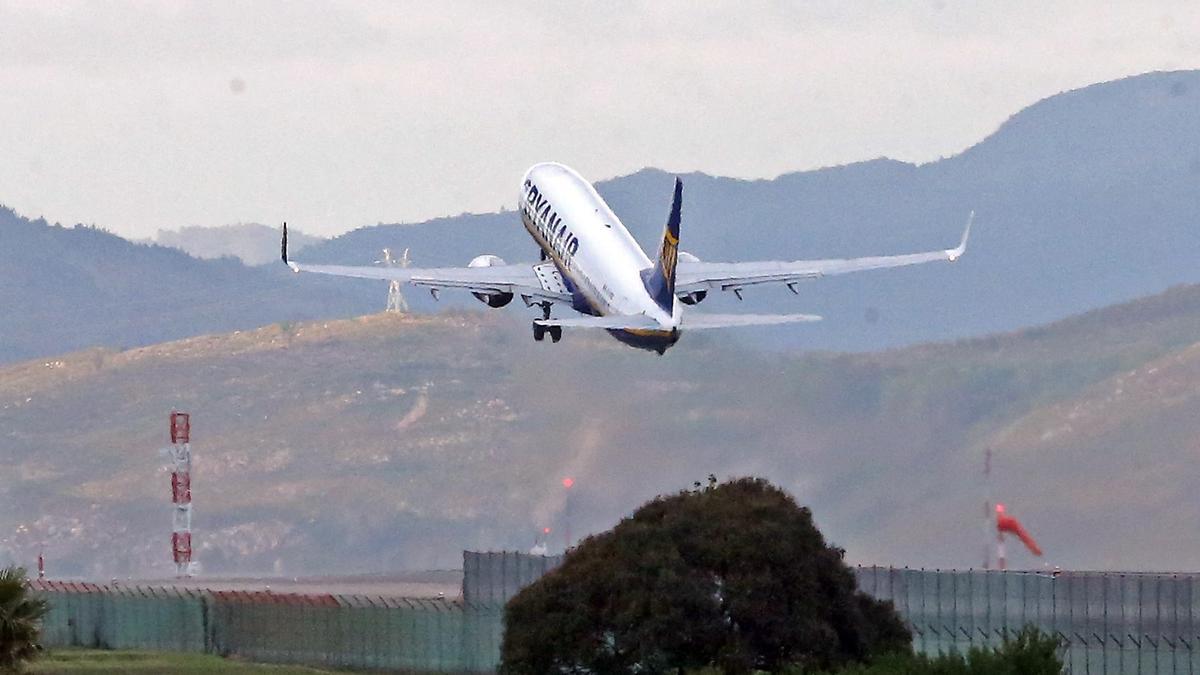 Foto de archivo de un avión de Ryanair despegando del aeropuerto de Vigo