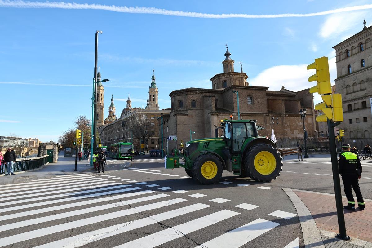 En imágenes | Los tractores vuelven a las calles en Zaragoza: atascos y retenciones en los alrededores de Plaza En imágenes | Los tractores vuelven a las calles en Zaragoza: atascos y retenciones en los alrededores de Plaza