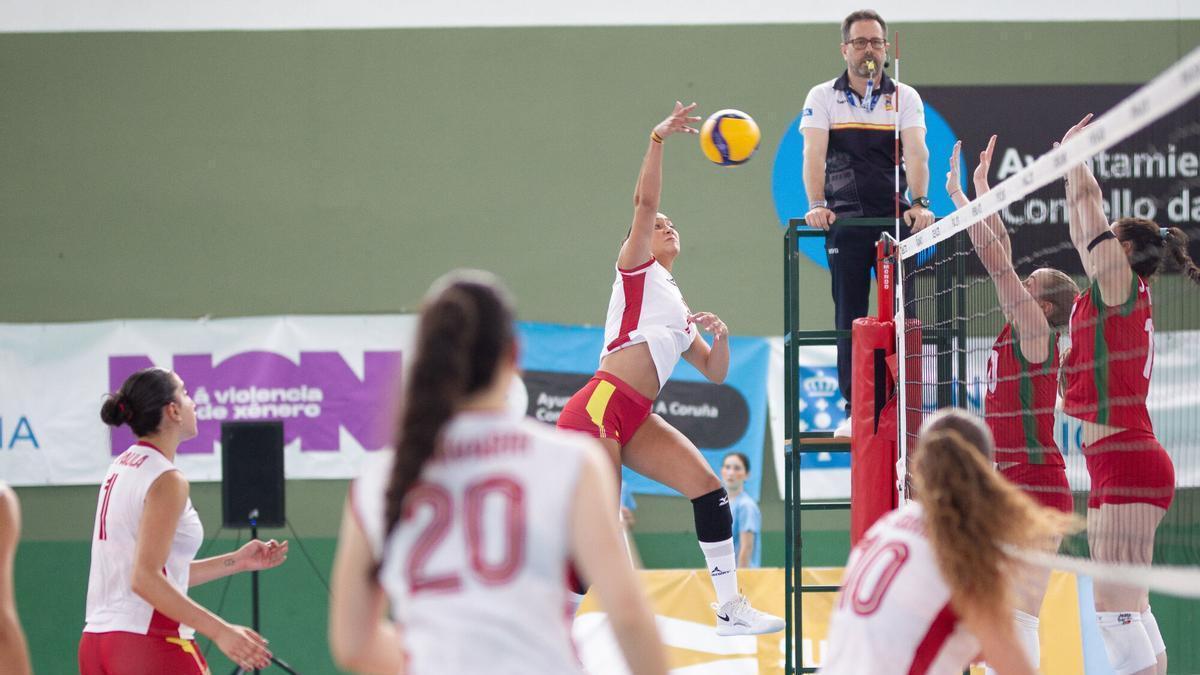 Inés Losada romata una jugada ante Portugal en el Barrio de las Flores.