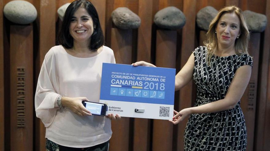 La presidenta del Parlamento, Carolina Darias (izquierda) y la consejera de Hacienda, Rosa Dávila, en la entrega del presupuesto.