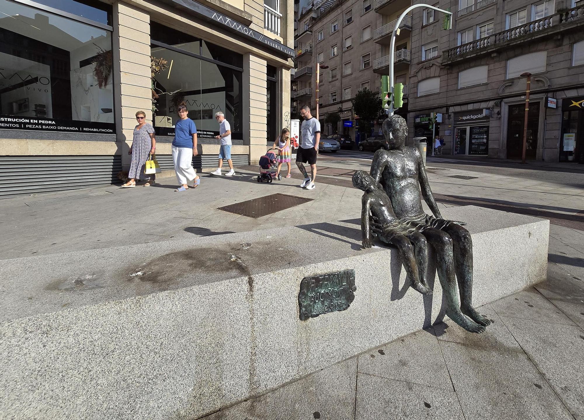 Parte de la escultura de «A Familia», en Vía Norte