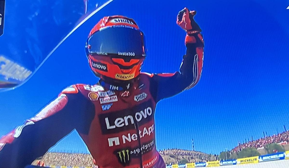 Marc Márquez (Ducati), en la vuelta de honor, hoy, en Motorland.