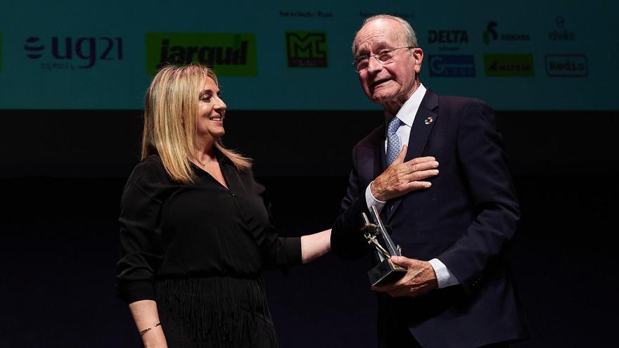El alcalde de Málaga recibe el Premio a la Defensa de la Ingeniería
