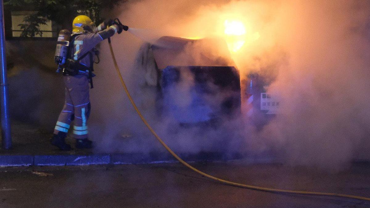 Un contenedor ardiendo en Barcelona.