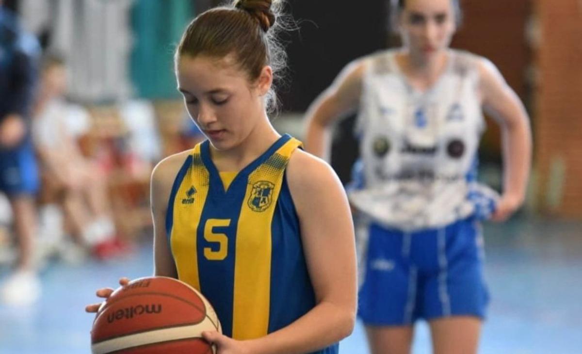 Elena García (La Salle), con el balón.