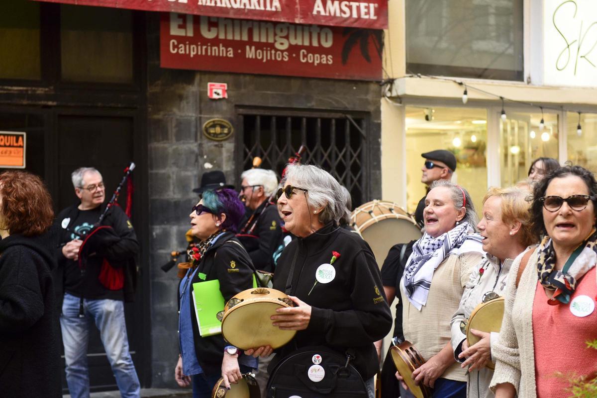 La manifestación, con un centenar de asistentes, contó con música y claveles conmemorando la revolución del 25 de abril en Portugal