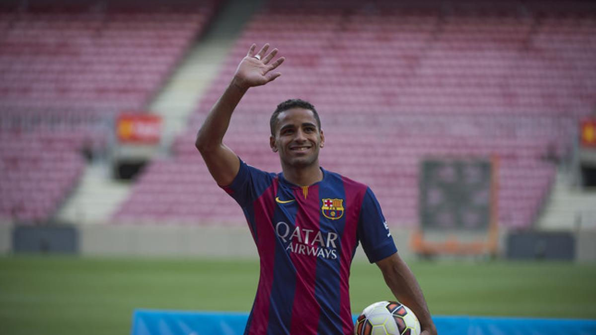 El brasileño Douglas, el día de su presentación en el Camp Nou.