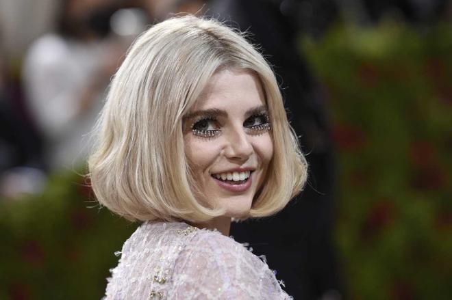 El maquillaje de ojos, protagonista del beauty look de Lucy Boynton en la Gala Met 2022