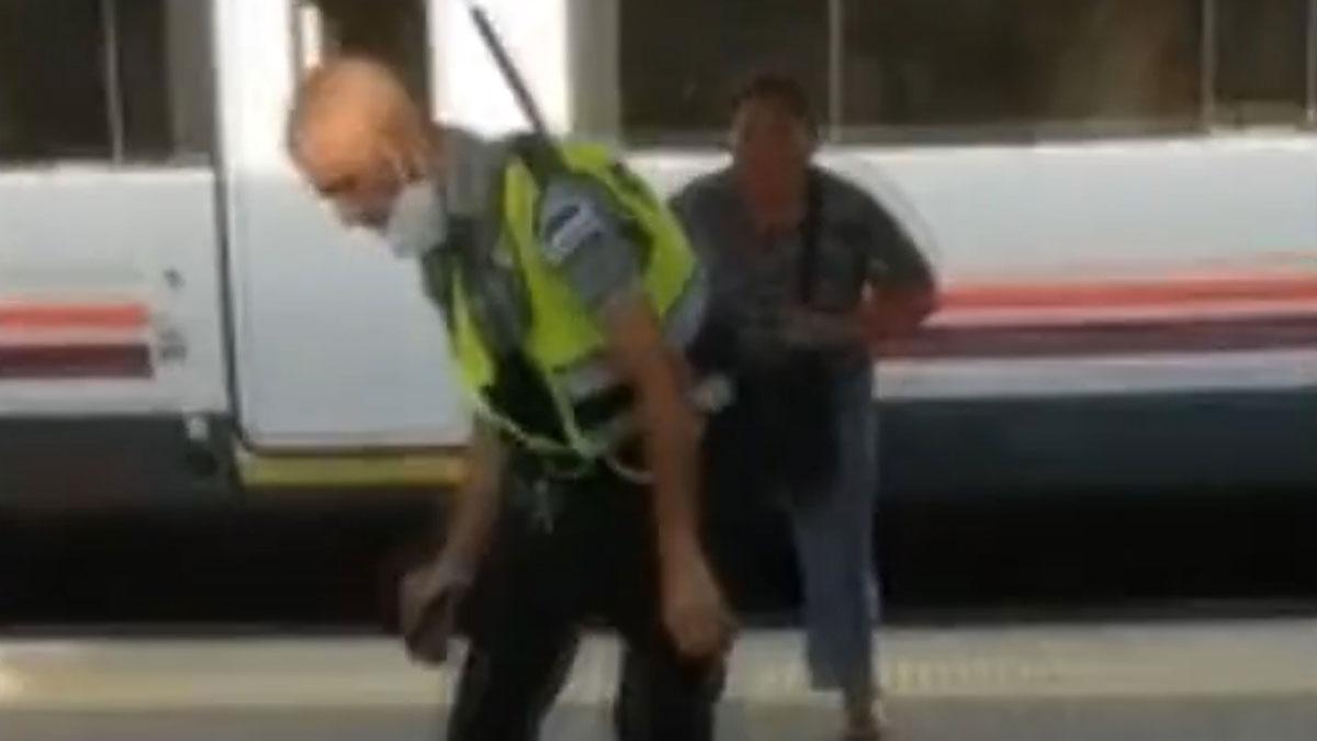 Una pasajera de Renfe le quita la porra al guardia de seguridad y le agrede con ella, en la estación de Sant Celoni.