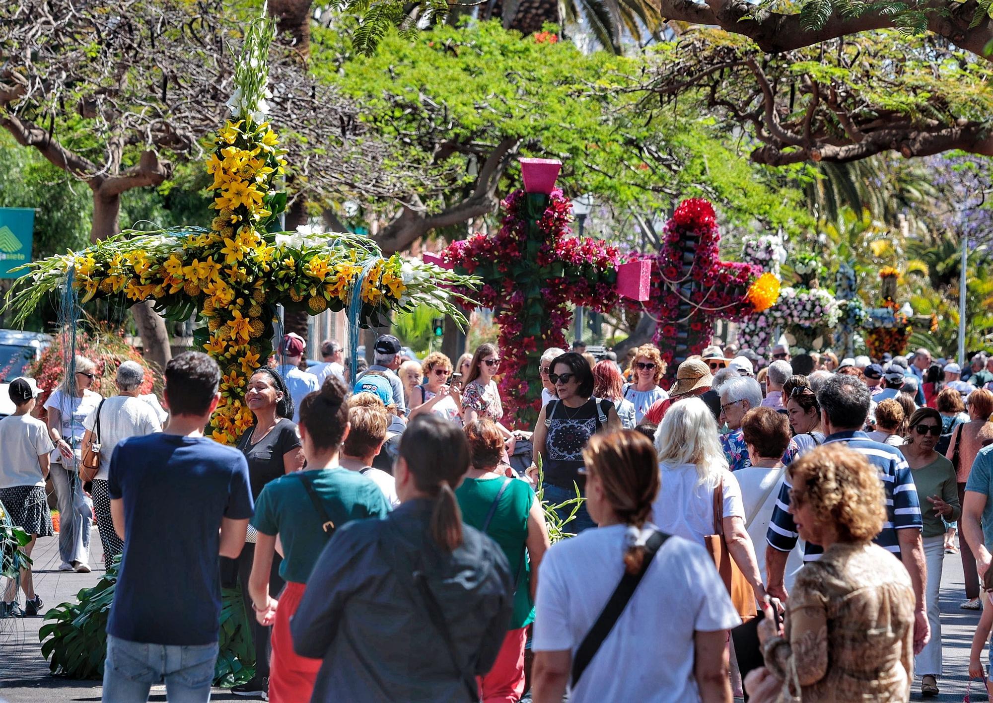 Recorrido del alcalde por las cruces que se muestran en la Rambla y el Paseo Las Tinajas