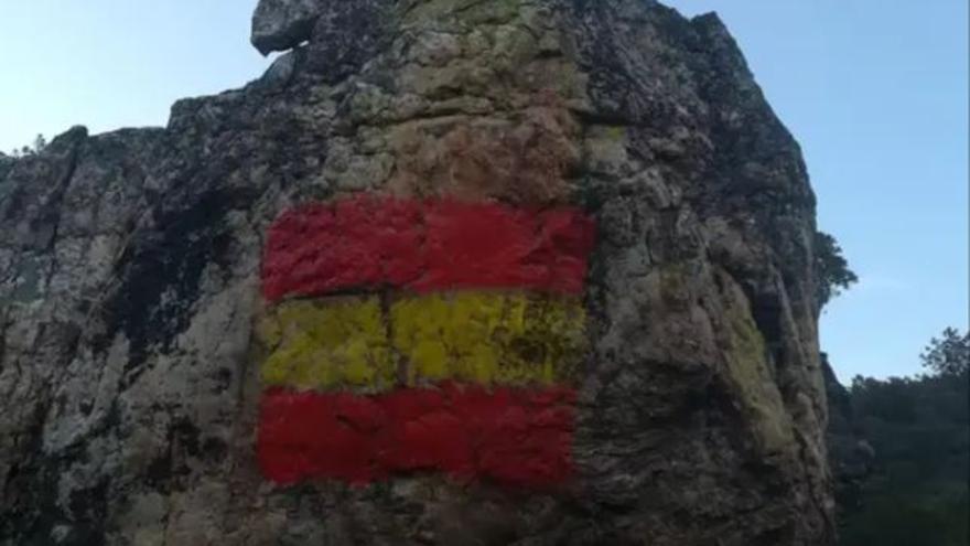 Vandalisme contra art rupestre de 6.000 anys: pinten una bandera d’Espanya