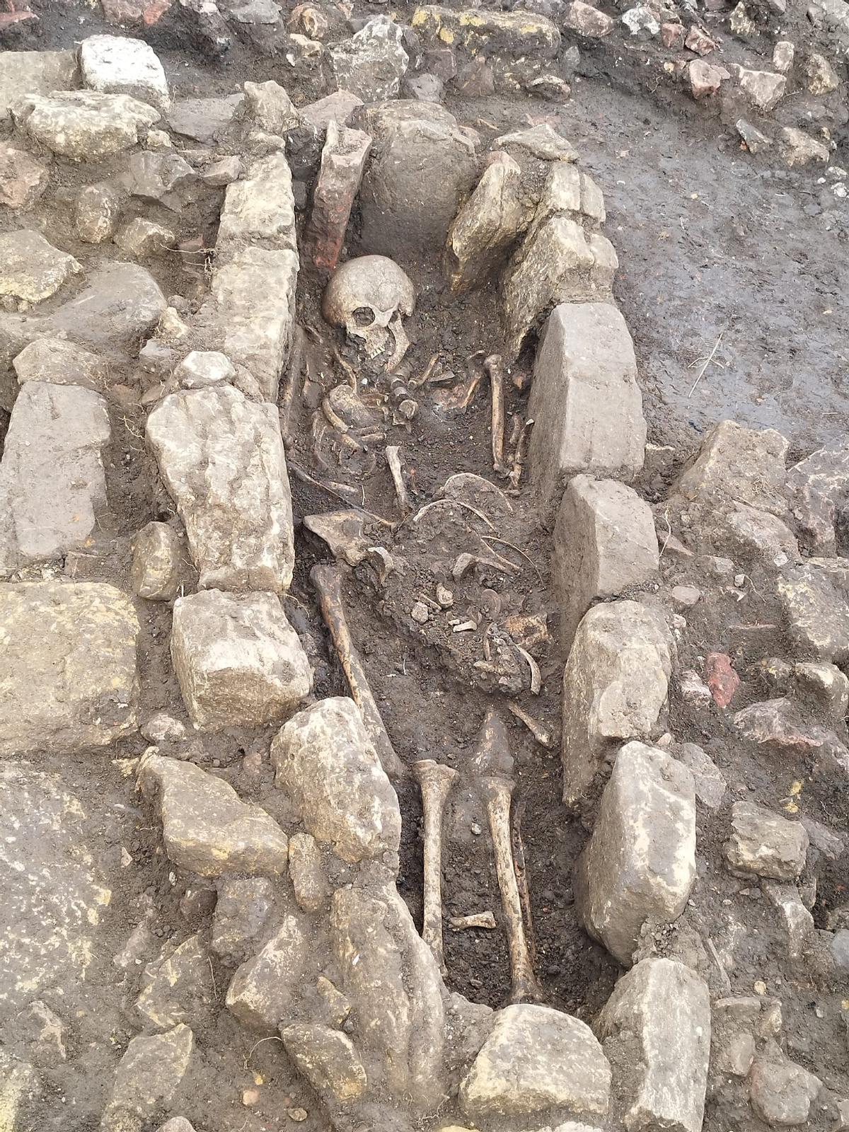 Tumba de la mujer con el bebé aparecido en la excavación de La Rectoral de Llanera.