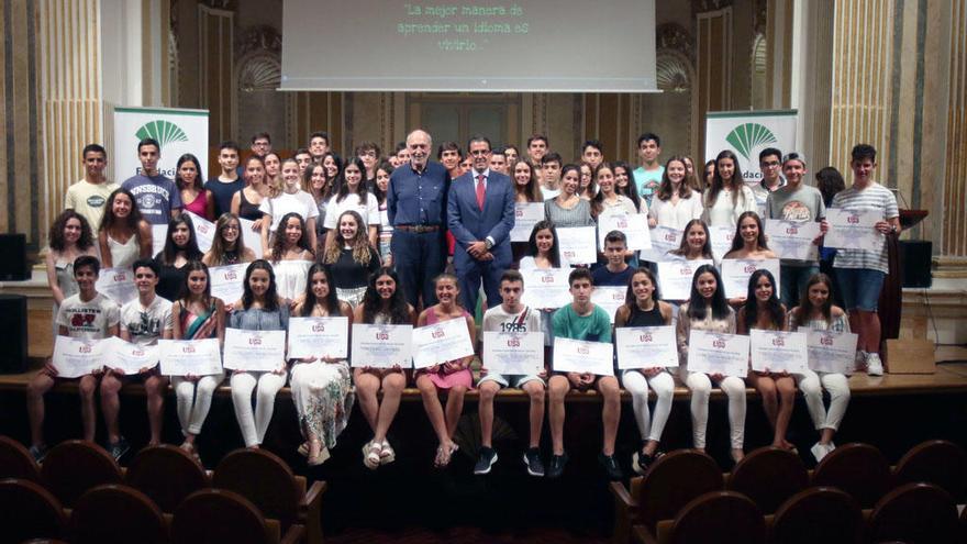 Los alumnos becados, junto a responsables de la Fundación Unicaja.