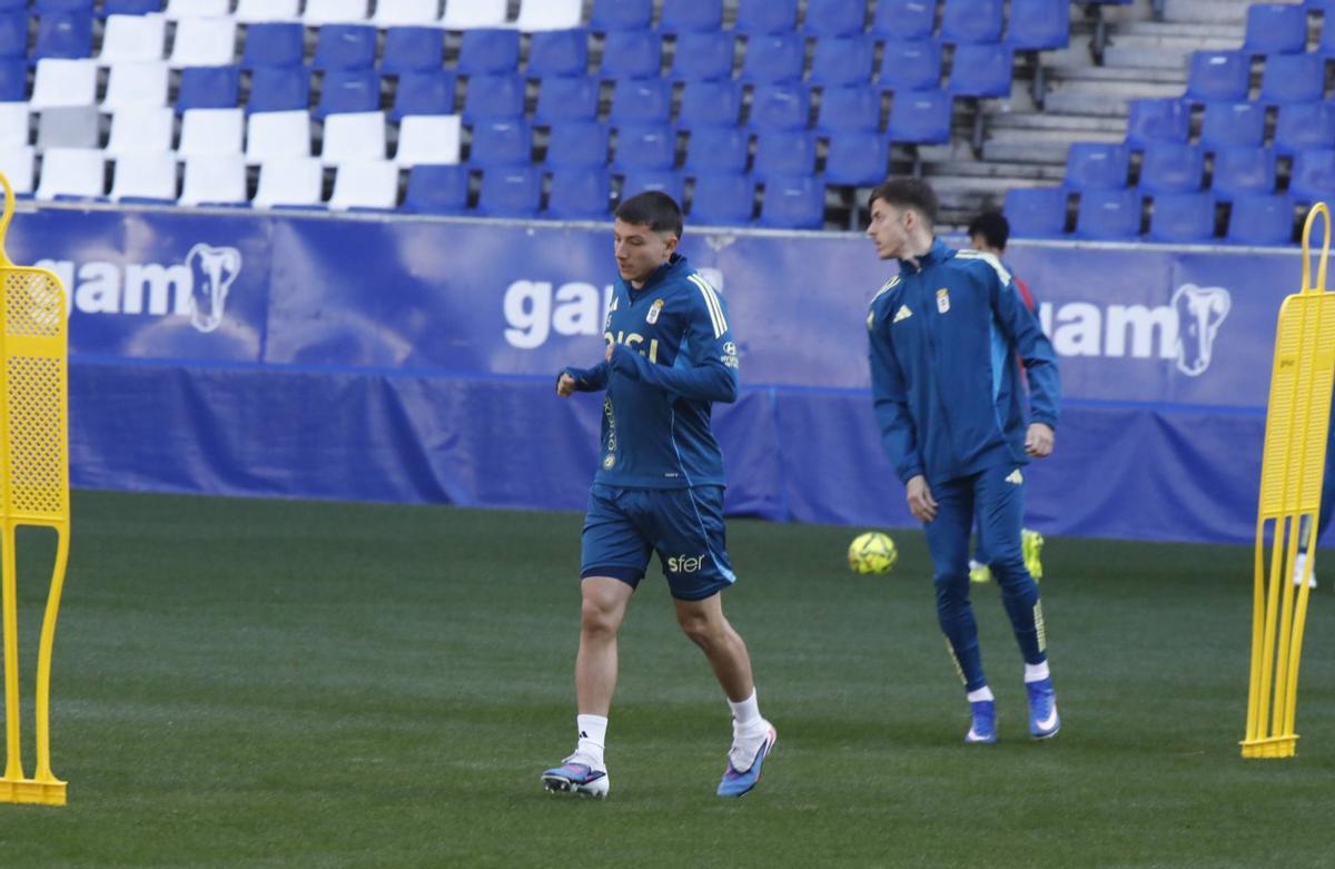 Thiago Fernández y Luka Ilic, ayer, en el entrenamiento en el Carlos Tartiere.  | FERNANDO RODRÍGUEZ