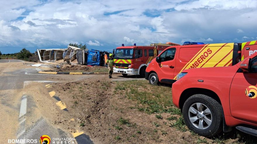 Herido grave el conductor de un camión tras salirse de la vía y volcar en la A-131 en Huesca