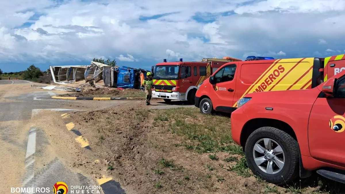 Herido grave el conductor de un camión tras salirse de la vía y volcar en la A-131 en Huesca