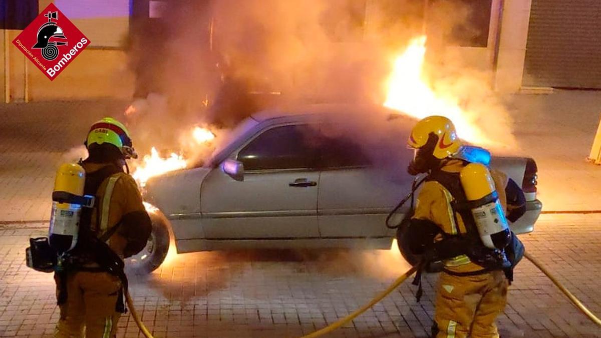 Bomberos sofocando las llamas.