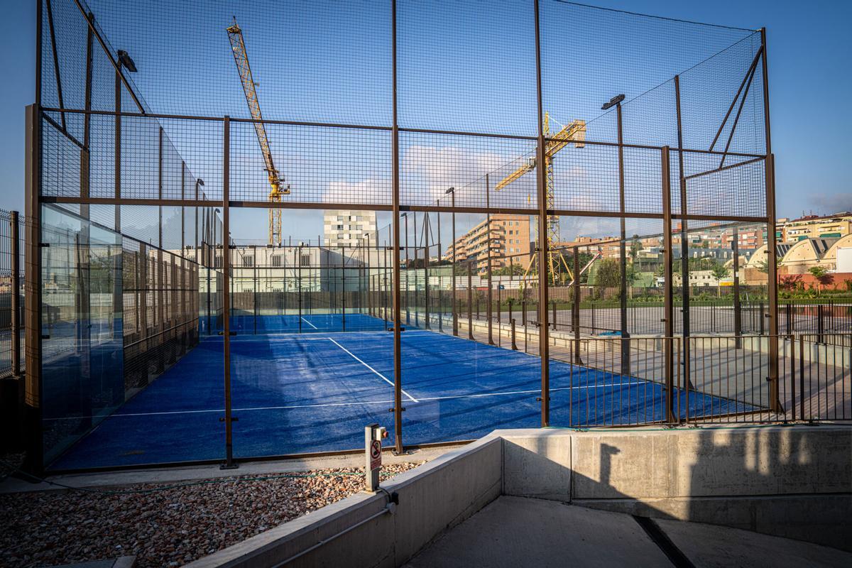 La nueva piscina descubierta de La Sagrera permanece cerrada pese a que las obras ya están terminadas. El recinto, con la piscina llena de agua y el nuevo edificio de servicios completamente finalizado, sigue vallado a la espera de su inauguración, prevista para mediados de agosto sin una fecha concreta confirmada. A 31 de julio de 2026. Barcelona. AUTOR: MANU MITRU.