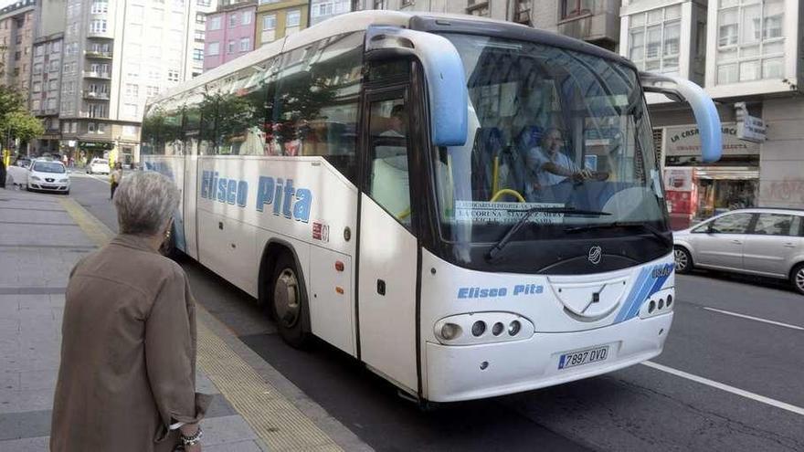 Un autobús del transporte metropolitano efectúa una parada en la avenida de Oza.