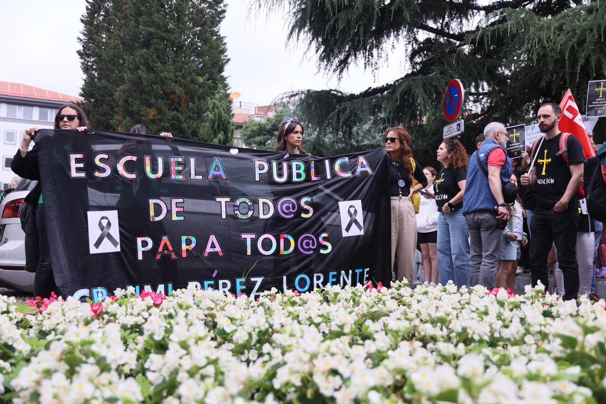 EN IMÁGENES: La gran movilización de profesores de este domingo en Oviedo